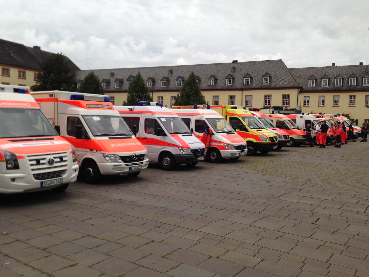 Rettungs- /Krankenwagen des DRK und Malteser standen auf dem Platz am Unteren Schloß in Bereitschaft für den geordneten Patiententransport