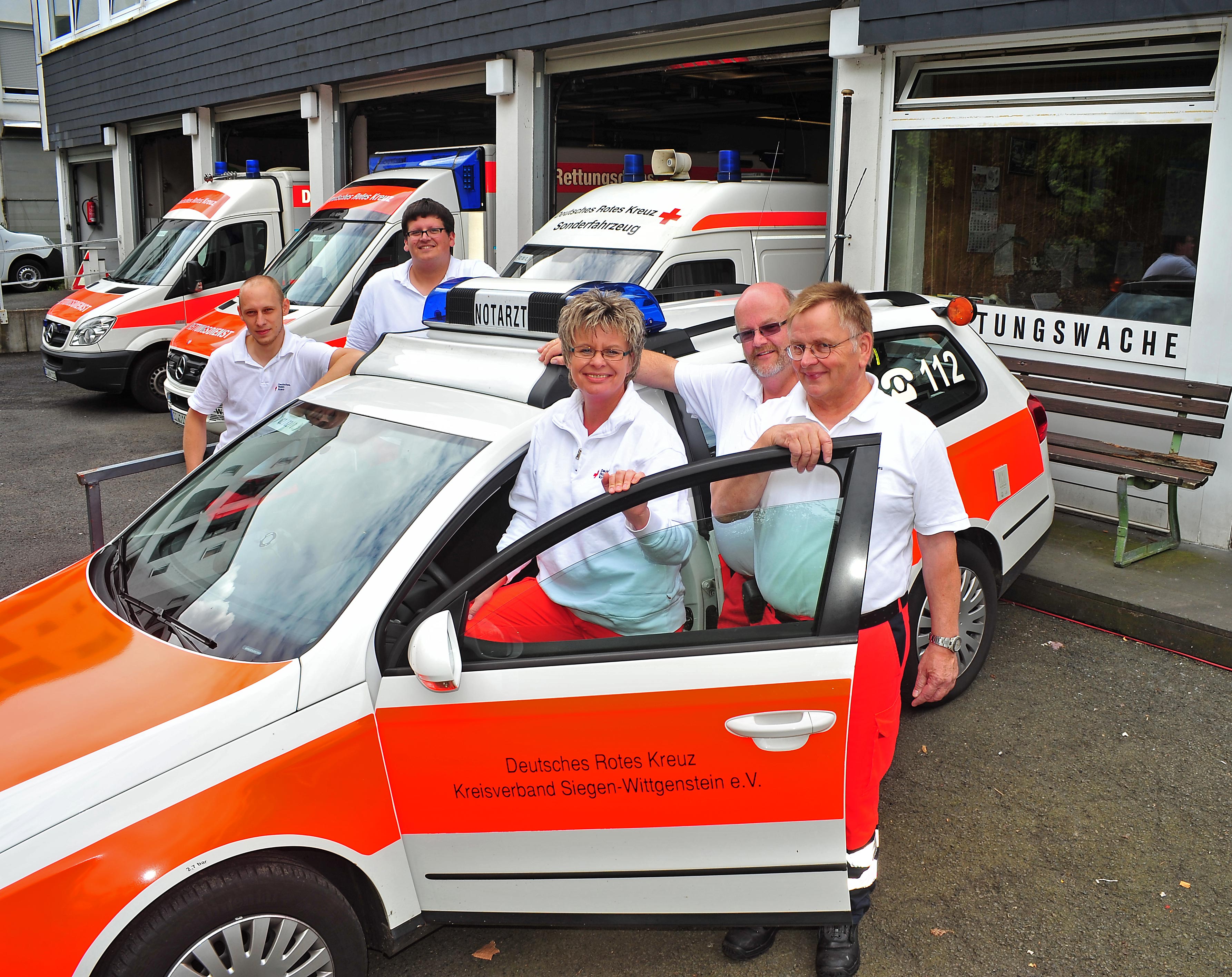 Die Rettungsdienstmitarbeiter/innen freuen sich auf den Umzug in die neue Rettungswache Kreuztal. Bild: Björn Hadem